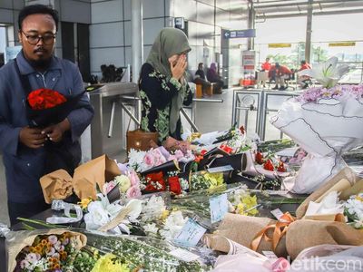 Bunga dan Doa Selimuti Duka di Stasiun Bekasi Timur