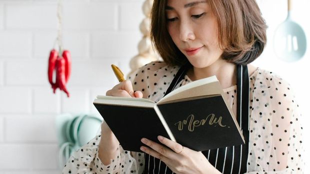 Ciri kepribadian orang yang menulis daftar belanja di kertas menurut ilmu psikologi/ Foto: Pexels/Katya Wolf Mereka memiliki kemampuan perencanaan visual yang kuat untuk melihat gambaran besar sebuah rencana.
