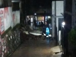 Hujan Deras di Depok, Tembok Roboh Akibat Tanah Longsor Tergerus Air