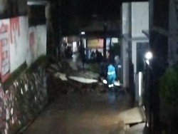 Hujan Deras di Depok, Tembok Roboh Akibat Tanah Longsor Tergerus Air