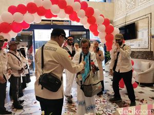 Jemaah Haji Indonesia Kloter Pertama Tiba di Makkah