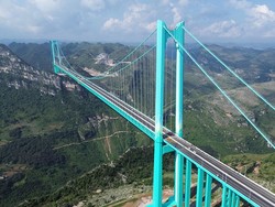 Ini Jembatan Tertinggi di Dunia, 626 Meter di Atas Jurang