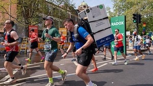 Peserta London Marathon Ini Lari Sambil Gendong Kulkas 25 Kg, Alasannya Bikin Haru
