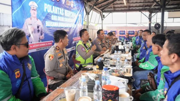 Kakorlantas Polri Irjen Agus Suryonugroho hari ini turun langsung menyapa organisasi ojek online (ojol)