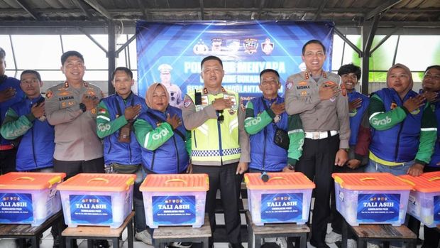 Kakorlantas Polri Irjen Agus Suryonugroho hari ini turun langsung menyapa organisasi ojek online (ojol)