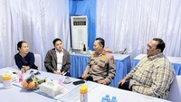 Malam Jelang May Day, Kapolri dan Seskab Temui Pimpinan Buruh di Monas