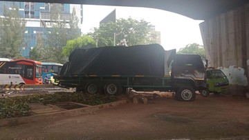 Kronologi Truk Rem Blong Meluncur di Flyover Slipi hingga Tabrak Beton Busway