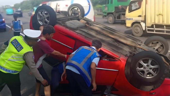 Kecelakaan tunggal melibatkan kendaraan jenis LCGC terjadi di Km 30+400 ruas Tol Jagorawi, Kabupaten Bogor.  (Dok istimewa)