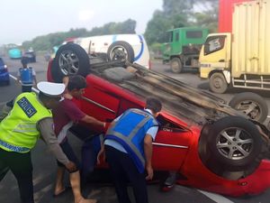 LCGC Terbalik di Tol Jagorawi Arah Bogor, Pengemudi Terluka