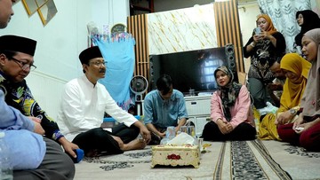 Gus Ipul Takziah ke Rumah Korban Kecelakaan Kereta Api di Bekasi