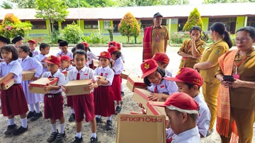 Legislator Gerindra Beri Bantuan Sepatu untuk Siswa di Kabupaten Samosir
