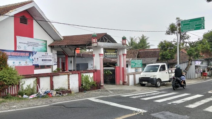 Mobil yang dikendarai kepala dinas Kabupaten Pandeglang menabrak kerumunan siswa SDN Sukaratu 5. Satu orang siswa dilaporkan meninggal dunia. (dok Istimewa)