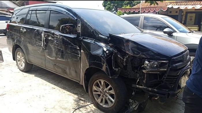 Mobil yang dikendarai kepala dinas Kabupaten Pandeglang menabrak kerumunan siswa SDN Sukaratu 5. Satu orang siswa dilaporkan meninggal dunia. (dok Istimewa)