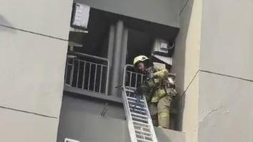 22 Mobil Damkar Dikerahkan Padamkan Kebakaran Apartemen di Tanjung Duren