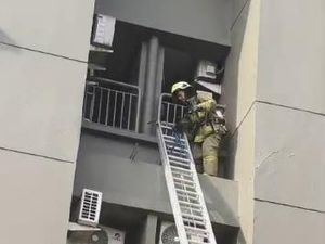 Ada Korban Terjebak dalam Kebakaran Apartemen di Jakbar, Damkar Evakuasi