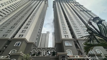 Asap Hitam Masih Mengepul di Apartemen Jakbar yang Terbakar