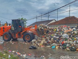 Alat Berat Diterjunkan Tangani Lautan Sampah di Pasar Baleendah