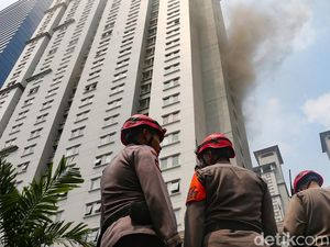Ngeri Kebakaran Apartemen di Jakbar hingga Penghuni Dievakuasi
