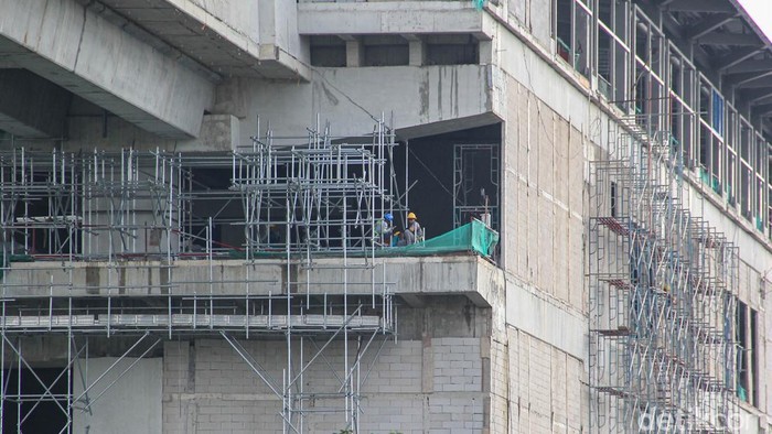 Suasana proyek pembangunan LRT Jakarta Fase 1B di area Manggarai, Jakarta, Kamis (30/4/2026), menunjukkan aktivitas padat. Sejumlah pekerja konsentrasi menyelesaikan tahap konstruksi.