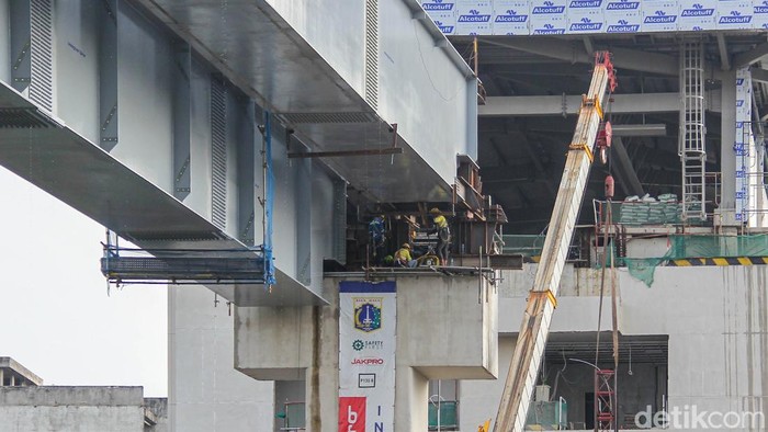 Progres Terkini LRT Jakarta Fase 1B, Konstruksi Terus Dipercepat Suasana proyek pembangunan LRT Jakarta Fase 1B di area Manggarai, Jakarta, Kamis (30/4/2026), menunjukkan aktivitas padat. Sejumlah pekerja konsentrasi menyelesaikan tahap konstruksi.