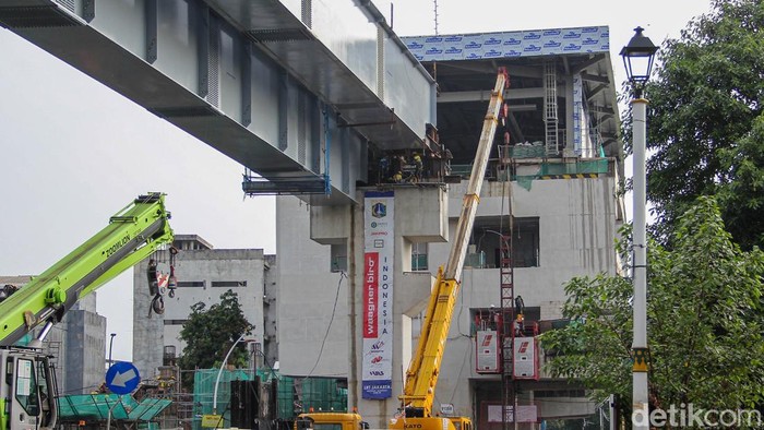 Progres Terkini LRT Jakarta Fase 1B, Konstruksi Terus Dipercepat Suasana proyek pembangunan LRT Jakarta Fase 1B di area Manggarai, Jakarta, Kamis (30/4/2026), menunjukkan aktivitas padat. Sejumlah pekerja konsentrasi menyelesaikan tahap konstruksi.