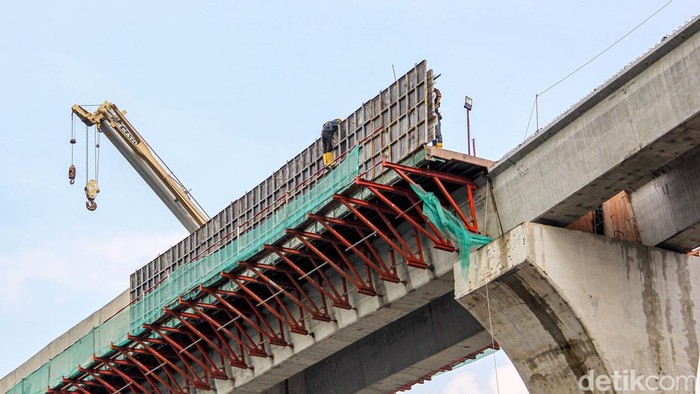 Progres Terkini LRT Jakarta Fase 1B, Konstruksi Terus Dipercepat Suasana proyek pembangunan LRT Jakarta Fase 1B di area Manggarai, Jakarta, Kamis (30/4/2026), menunjukkan aktivitas padat. Sejumlah pekerja konsentrasi menyelesaikan tahap konstruksi.