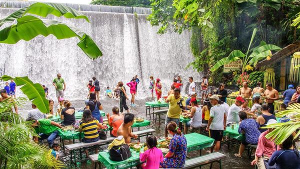 10 Restoran Terunik di Dunia, Ada di Air Terjun hingga Gunung Berapi!