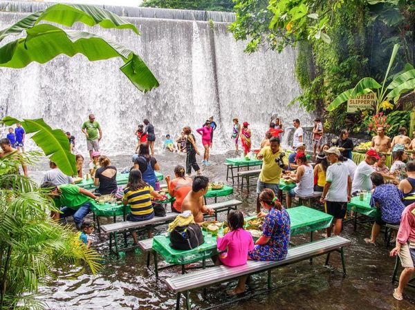 10 Restoran Terunik di Dunia, Ada di Air Terjun hingga Gunung Berapi!