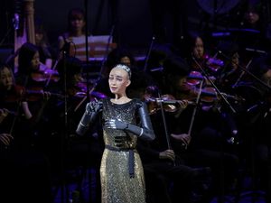 Robot Humanoid Sophia Siap Manggung dengan Orkestra