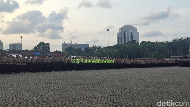 Sebanyak 24.980 personel campuran disiagakan untuk mengamankan aktivitas peringatan Hari Buruh Internasional (May Day) 2026 di Monas dan DPR besok. (B Belia/detikcom)