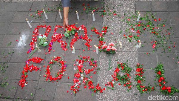 Tabur Bunga dan Doa, Warga Kenang Korban Tragedi Kereta