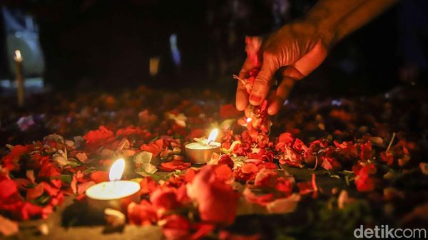 Tabur Bunga di Stasiun Bekasi Timur Berlanjut hingga Malam