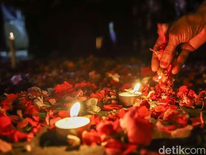 Tabur Bunga di Stasiun Bekasi Timur Berlanjut hingga Malam