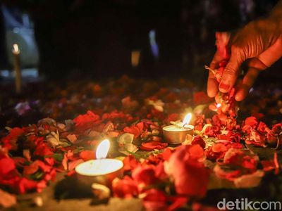 Tabur Bunga di Stasiun Bekasi Timur Berlanjut hingga Malam