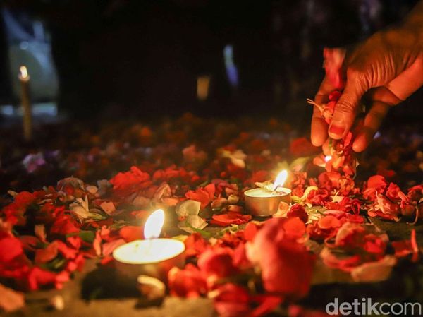 Tabur Bunga di Stasiun Bekasi Timur Berlanjut hingga Malam