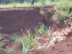 Sinkhole Lebar 10 Meter Muncul di Girisubo Gunungkidul