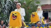 Pengantin Jalani Prosesi Adat Sunda Diarak Sisingaan Viral Jadi Sorotan