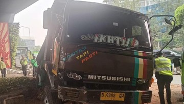 Truk Rem Blong Meluncur di Flyover Slipi hingga Tabrak Beton Busway