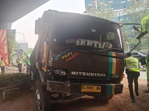 Truk Rem Blong Meluncur di Flyover Slipi hingga Tabrak Beton Busway