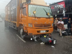 2 Siswi SMA Boncengan Motor Ditabrak Truk Kalla Logistik di Gorontalo, 1 Tewas