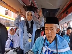 Viral Momen Haru Wanita Rayakan Wisuda di Bus Saat Orang Tua Berangkat Haji
