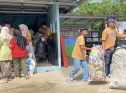 Warga Sukabumi Untung Tukar Sampah, Diolah Jadi Pengganti Batu Bara