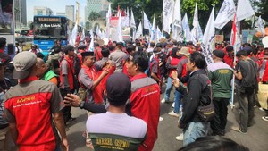 Video Massa Buruh Padati Depan Gedung DPR, Jalan Ditutup Sementara