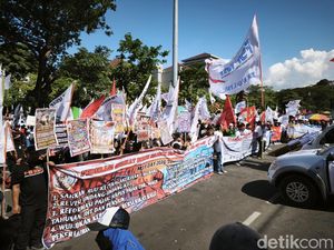 Aksi Buruh Jateng di Semarang Minta Pekerja Lepas Dapat Jamsos