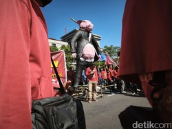 Massa Aksi May Day Orasi di Depan Kantor Gubernuran Semarang