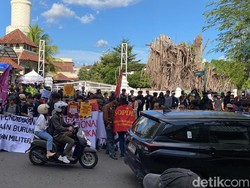 Massa May Day Aksi di DPRD DIY, Tuntut Upah Buruh Jadi Rp 6 Juta