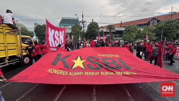 Aksi peringatan Hari Buruh Internasional atau May Day 2026 di Kota Surabaya terpecah. Konsentrasi massa aksi terbelah antara di Kantor Gubernur Jawa Timur di Jalan Pahlawan Surabaya, dan ada juga di Gedung DPRD Jatim Jalan Indrapura Surabaya, Jumat (1/5).