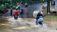 Aksi Nekat Pengendara Menerobos Jembatan Yang Terendam Banjir di Depok