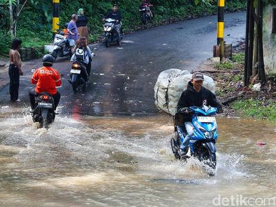 Aksi Nekat Pengendara Menerobos Jembatan Yang Terendam Banjir di Depok