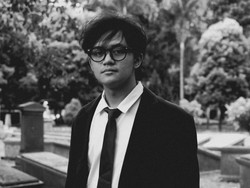 Arash Buana Rayakan Duka dan Penerimaan Lewat Single April